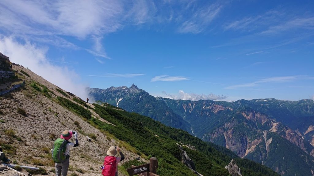 遠めの槍ヶ岳がみえる