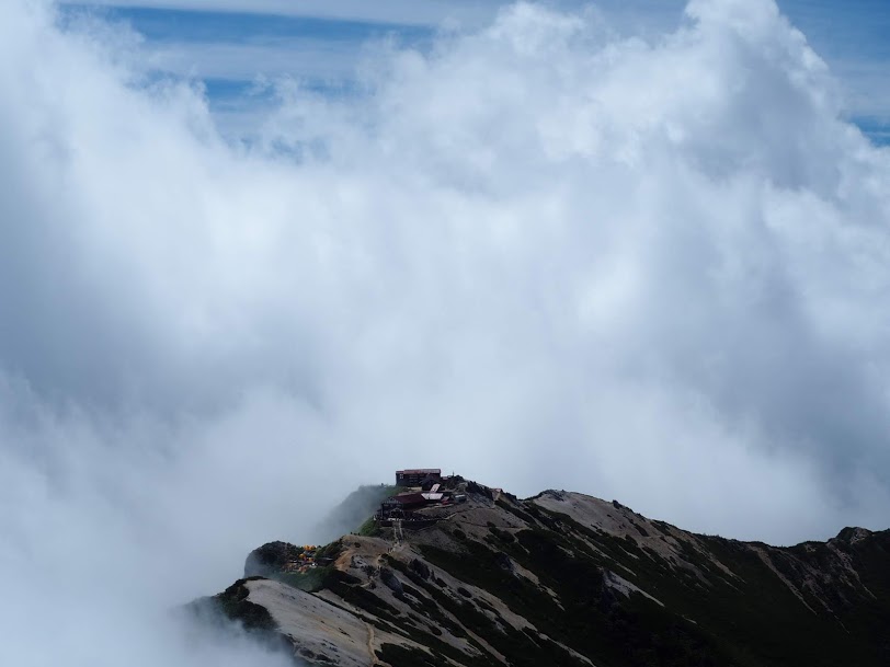 燕岳山頂からの稜線