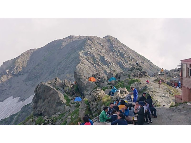 槍ヶ岳山荘から南岳をみる