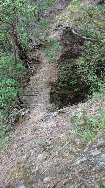 三峰山登山時の鎖場