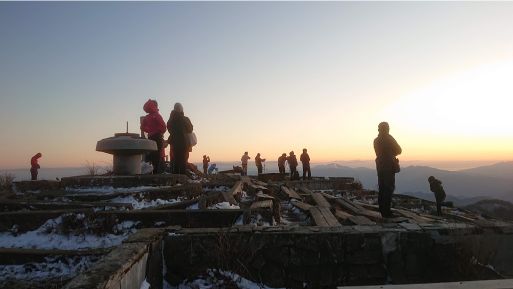 尊仏山荘の夕日を見る