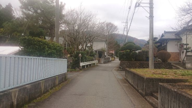 上萩野バス停から登山口へ