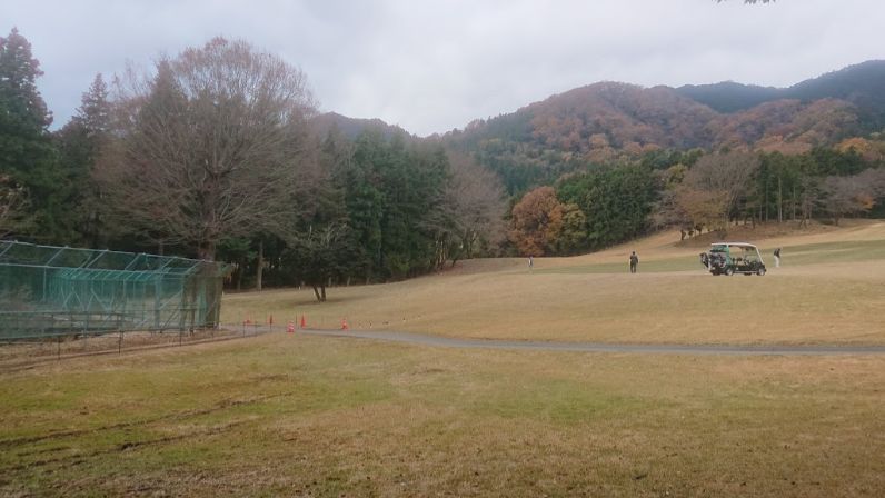 登山口のゴルフ場  