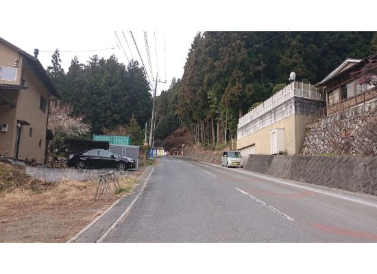 さわらびの湯から登山口へ向かい舗装路