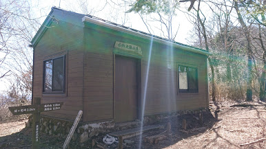 菰釣山避難小屋の外観