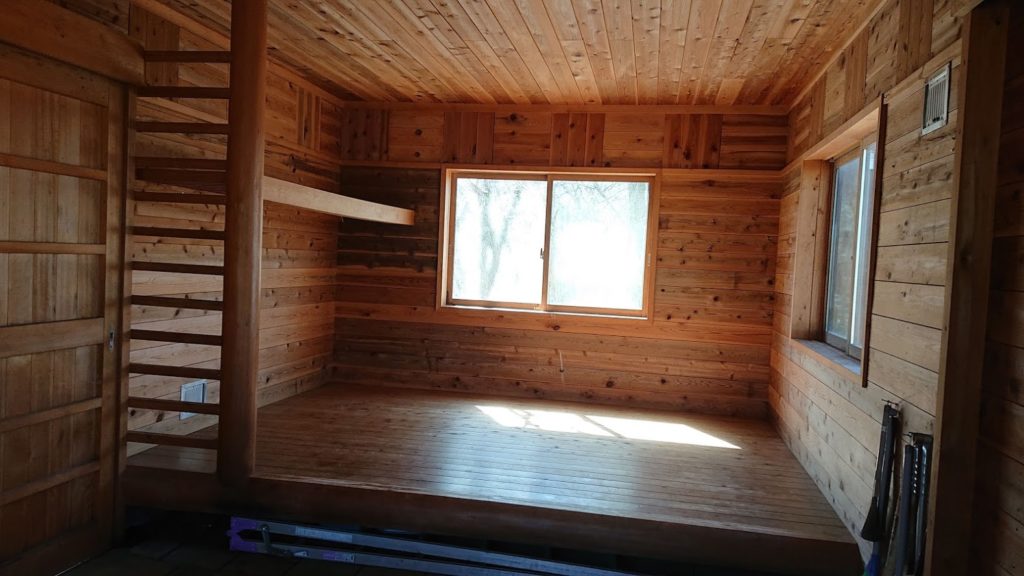 避難小屋の内装1