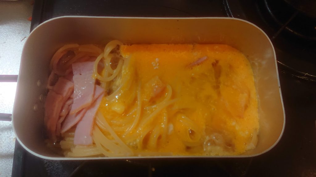 卵をパスタに投入