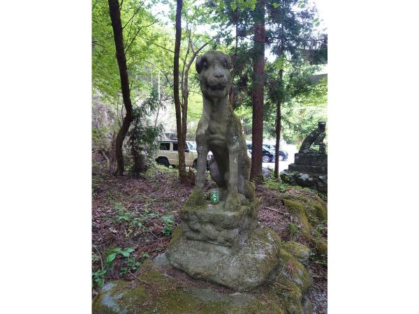 武甲山登山口前の犬の像