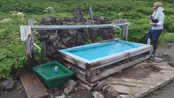 【岩手山】８合目避難小屋の水場