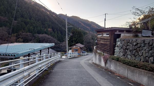 下山の舗装路